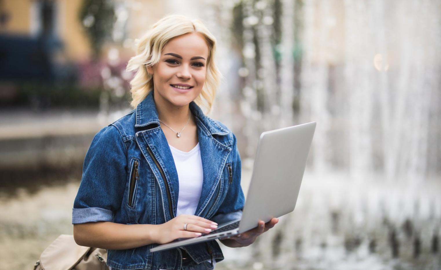 Studierende beim Erlernen von Finanzterminologie mit Materialien und Notizen